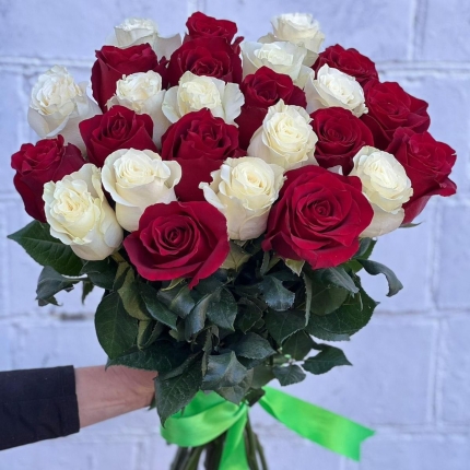 Букет «Баланс» из красных и белых роз - купить с доставкой в по Шебекино